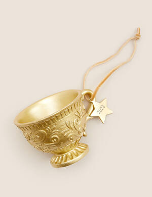 marksandspencer_XMAS2023_HOME_T40_2921S_Whimsical Heritage_zavesna ozdoba_zlaty cajovy salek_249Kc.jpg